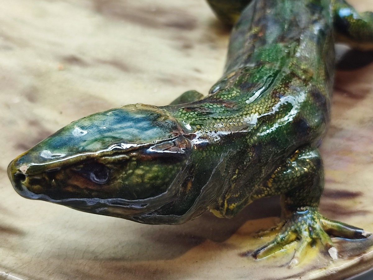 Un lézard vert. Plat mural.   Art Nouveau vers 1900.-photo-2