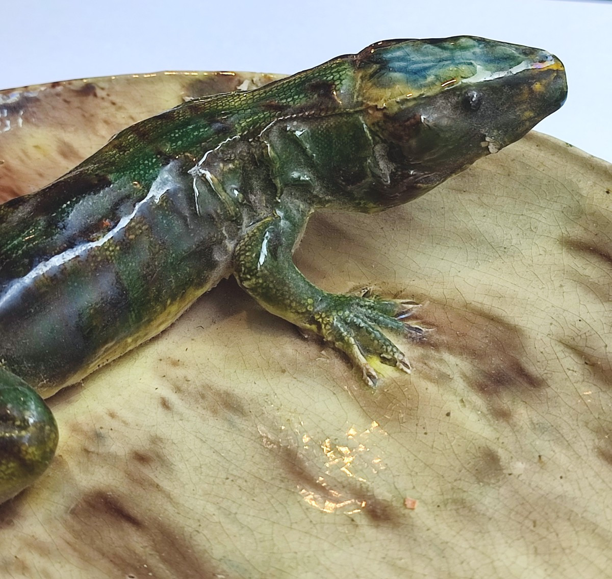 Un lézard vert. Plat mural.   Art Nouveau vers 1900.-photo-6
