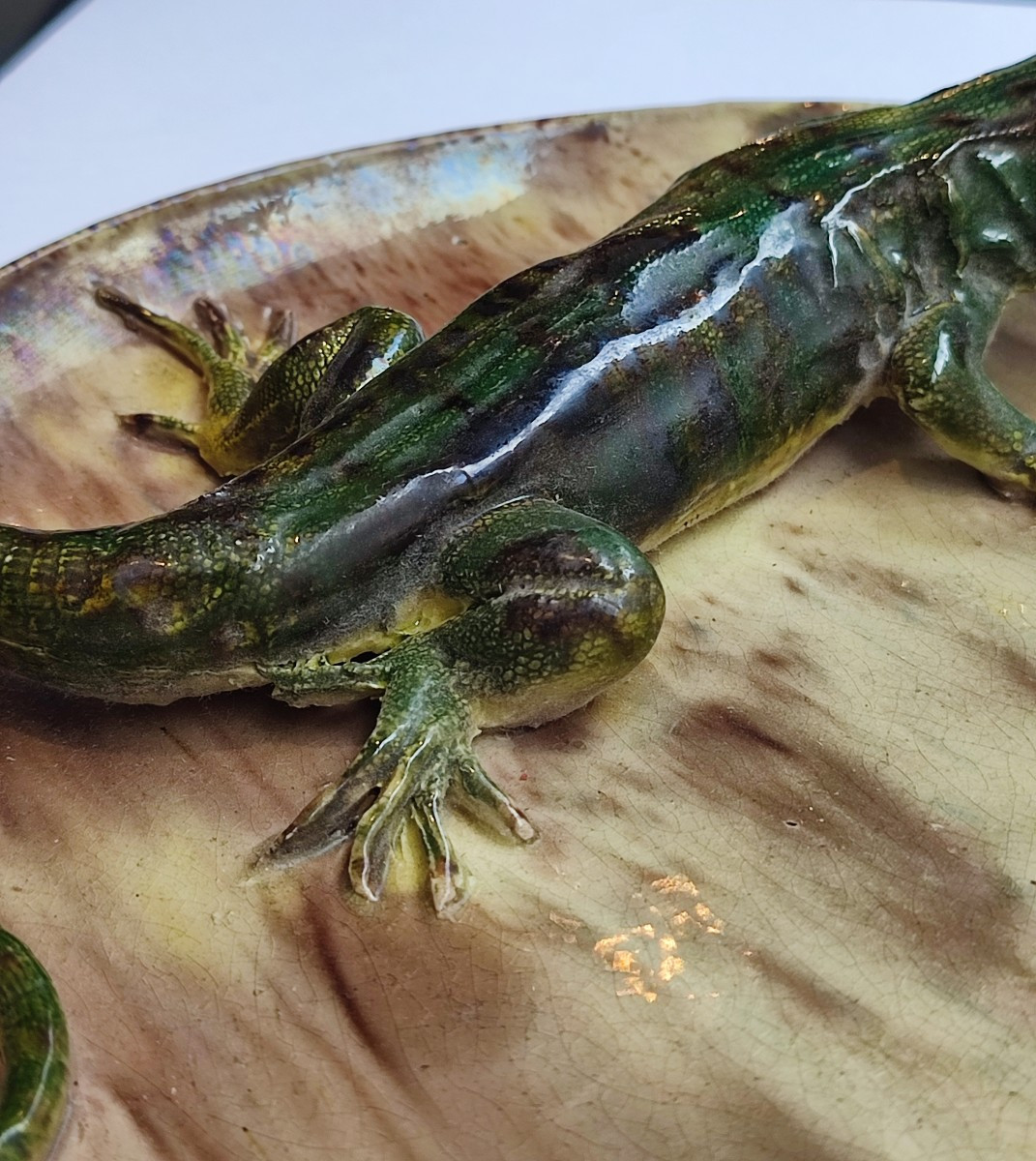 Un lézard vert. Plat mural.   Art Nouveau vers 1900.-photo-2
