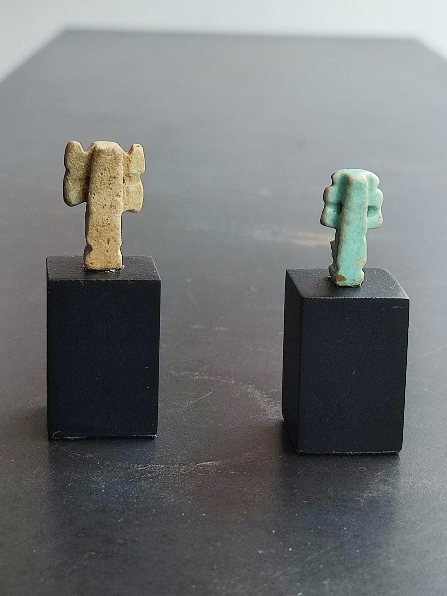 Two Amulets Of Shou. Egyptian, Late Period . 6 ème  Century Before Christ-photo-1