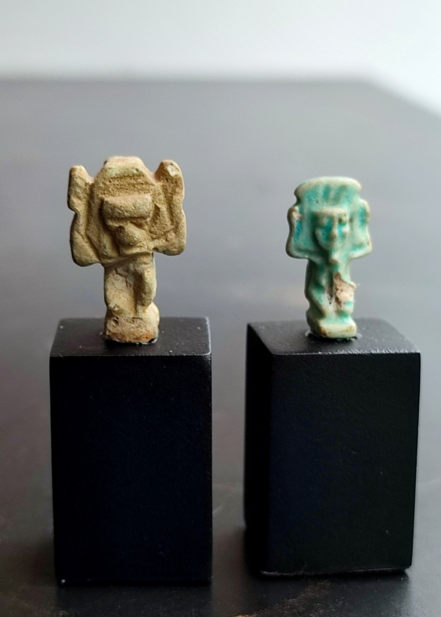 Two Amulets Of Shou. Egyptian, Late Period . 6 ème  Century Before Christ