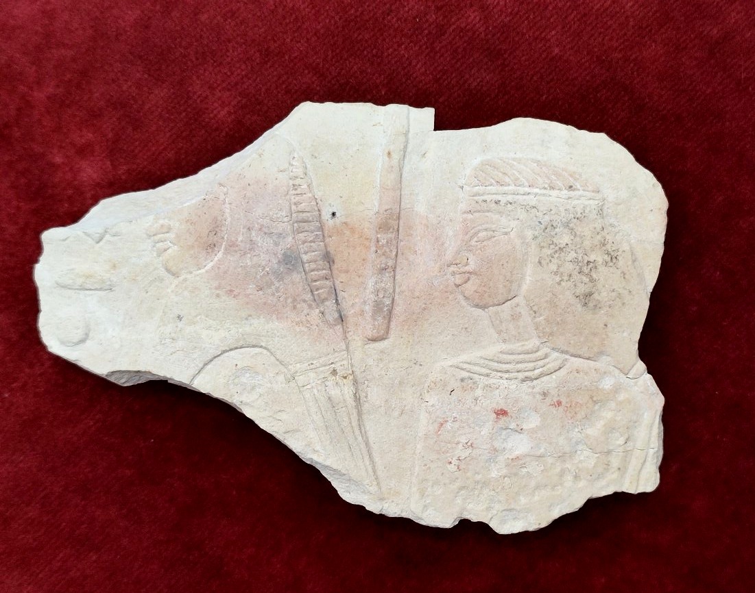 Deux femmes . Fragment de bas relief.  Egypte du Nouvel Empire.-photo-3