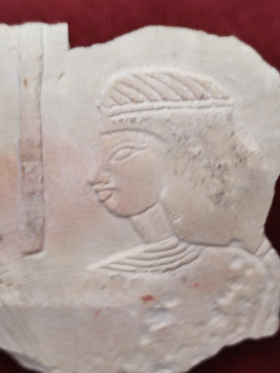 Deux femmes . Fragment de bas relief.  Egypte du Nouvel Empire.-photo-2