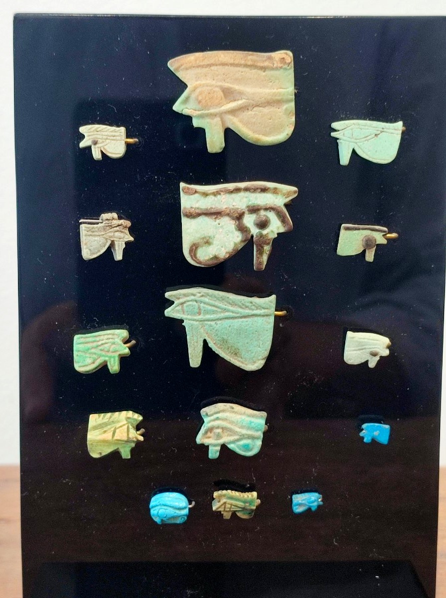 Les Yeux Oujdat. Collection de l 'Egypte du  Nouvel Empire et de la Basse époque -photo-2