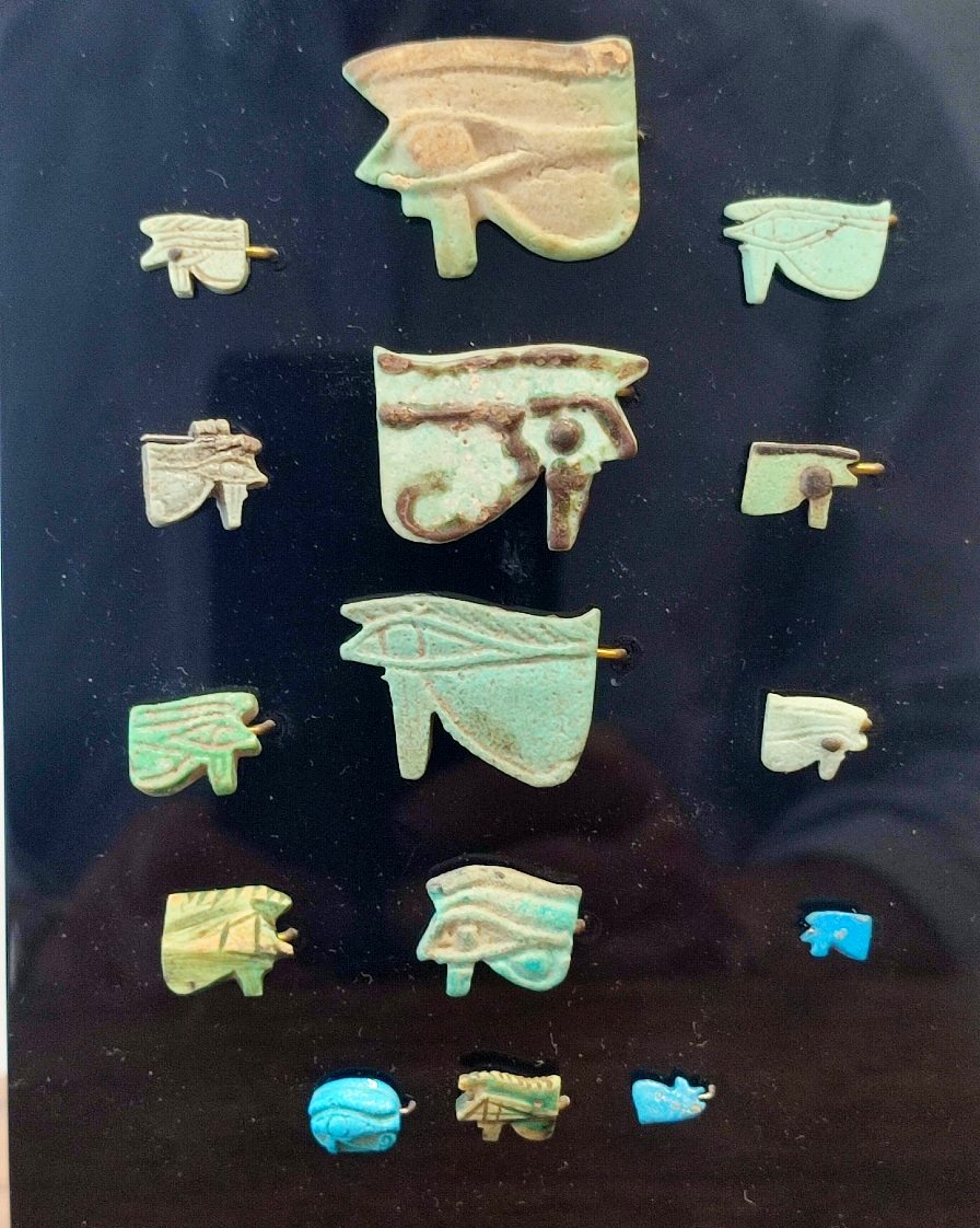 Les Yeux Oujdat. Collection de l 'Egypte du  Nouvel Empire et de la Basse époque 