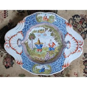 Plat décor aux chinois. France 18 ème siècle