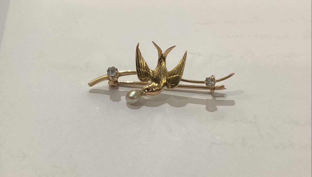 Bar Brooch With Swallow Motif In Yellow Gold, Pearls And Diamonds - Old Jewel From The 1900s-photo-4