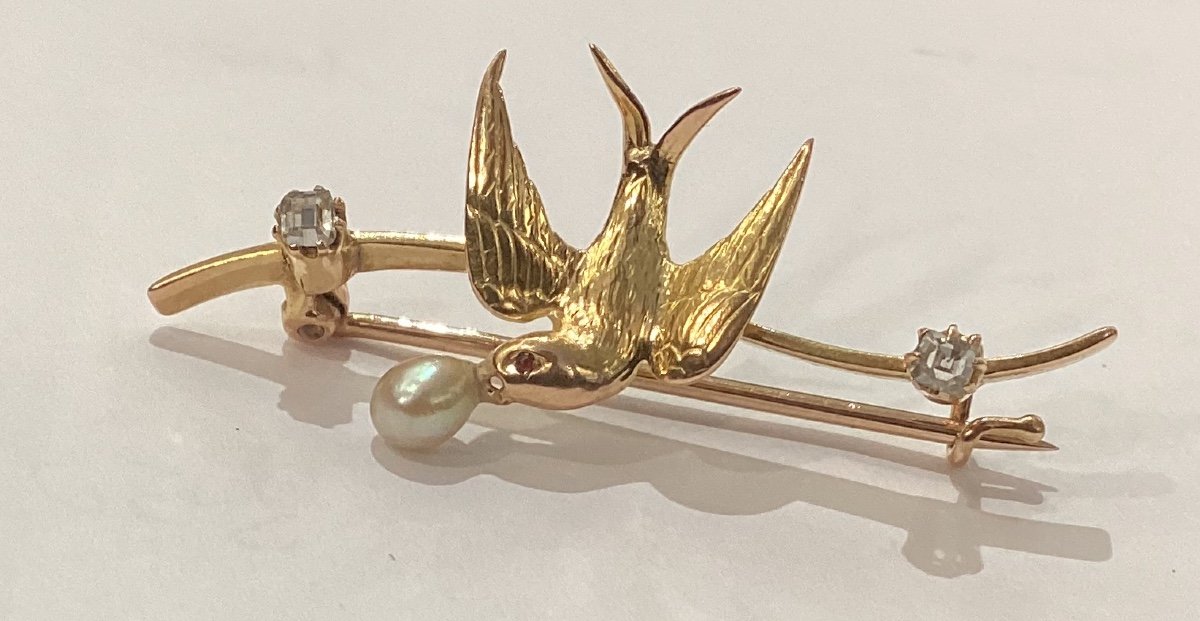 Bar Brooch With Swallow Motif In Yellow Gold, Pearls And Diamonds - Old Jewel From The 1900s-photo-3