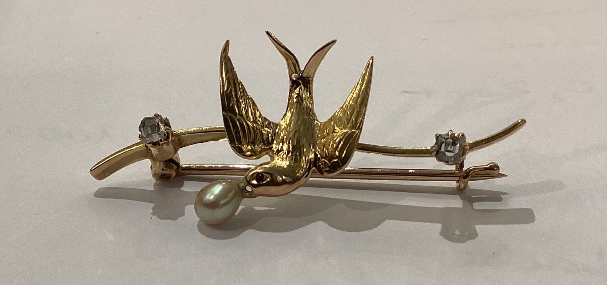 Bar Brooch With Swallow Motif In Yellow Gold, Pearls And Diamonds - Old Jewel From The 1900s-photo-6