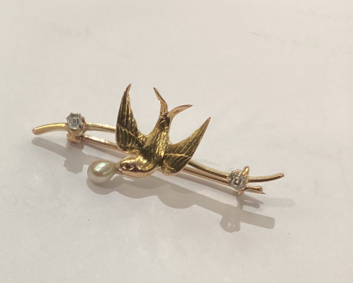 Bar Brooch With Swallow Motif In Yellow Gold, Pearls And Diamonds - Old Jewel From The 1900s-photo-7