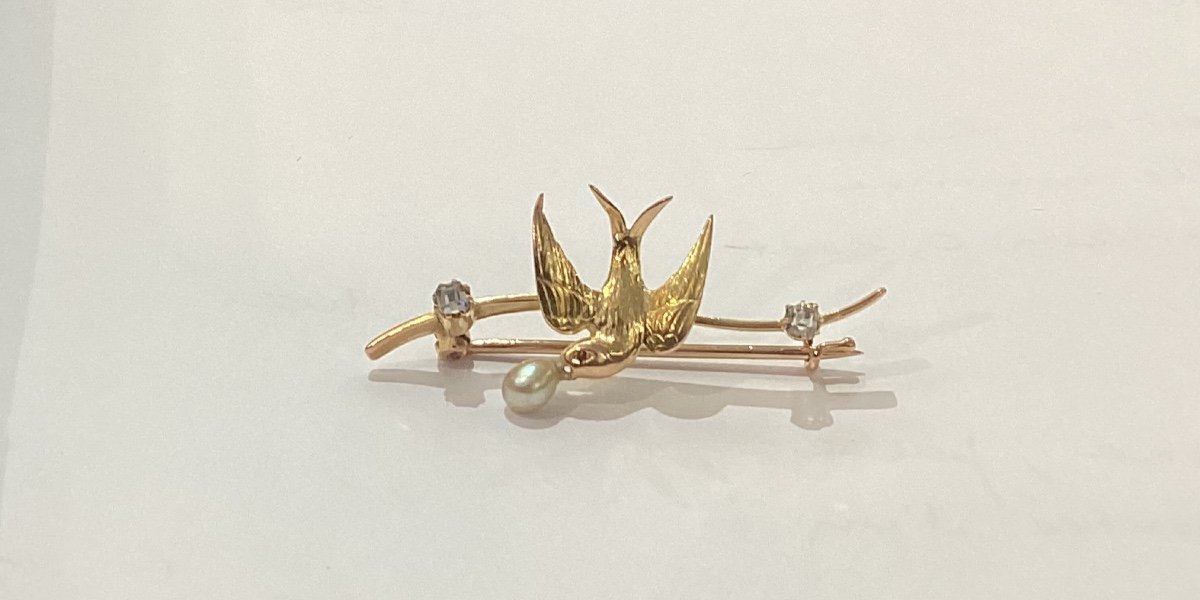 Bar Brooch With Swallow Motif In Yellow Gold, Pearls And Diamonds - Old Jewel From The 1900s-photo-8