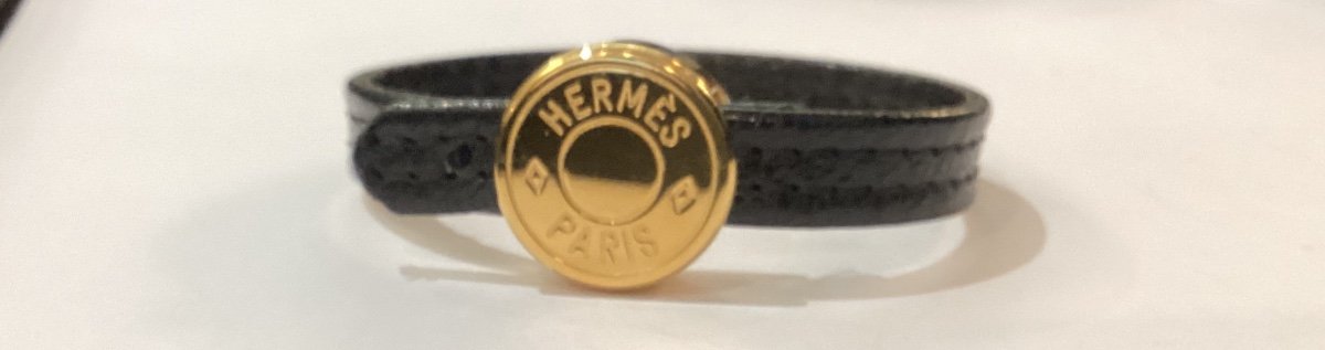 HERMÈS - bracelet en métal doré et cuir noir  -photo-4