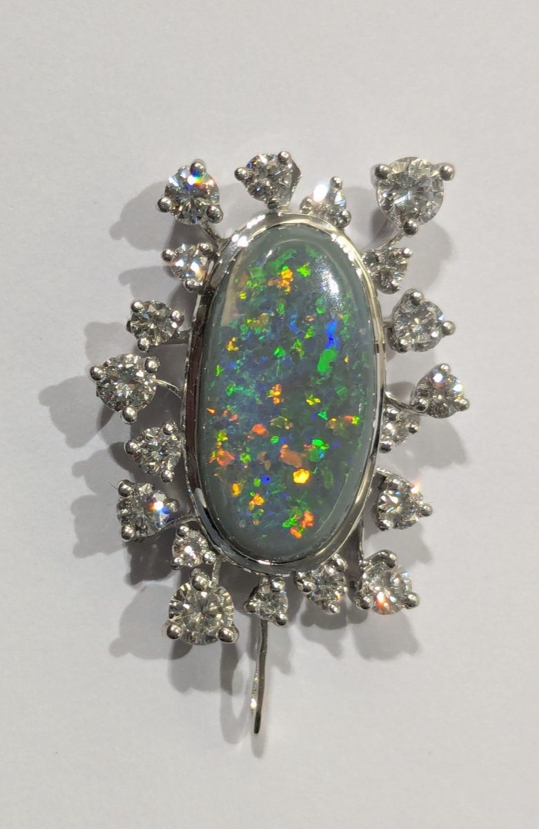 Pendentif en or gris, opale et diamants, époque 1960