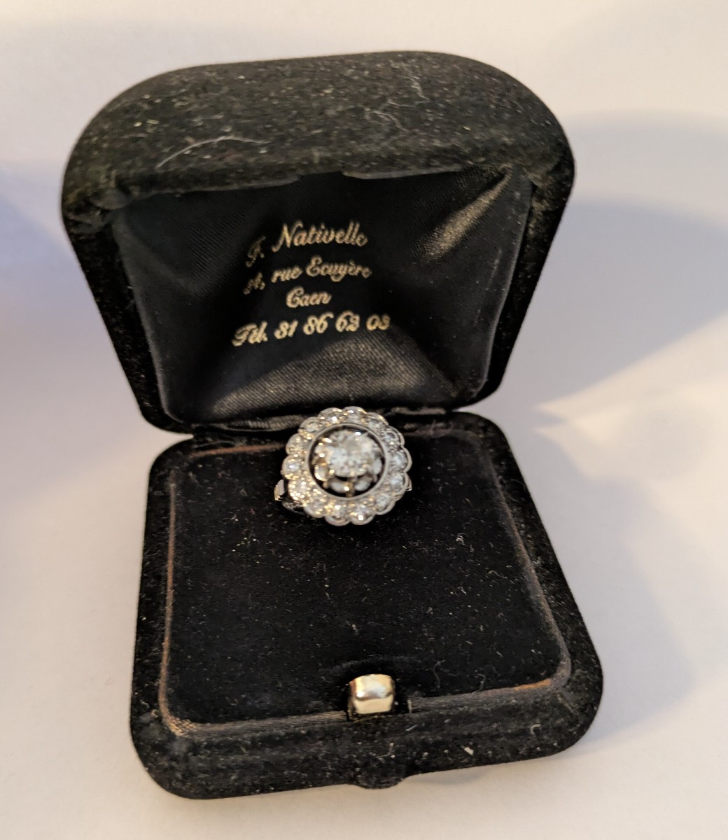 Bague marguerite or gris, platine, diamant principal et petits diamants 