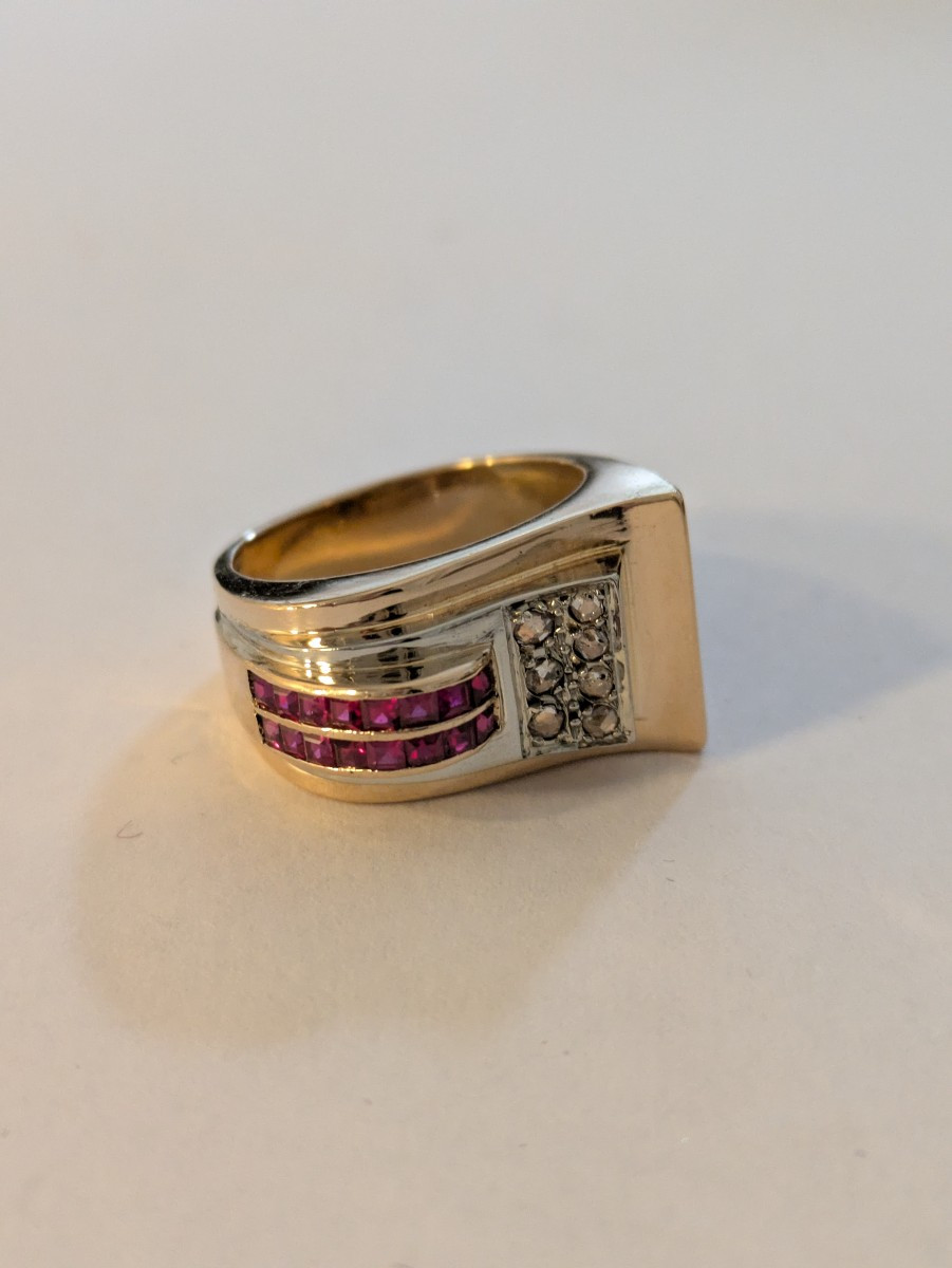 Bague tank asymétrique or jaune, diamants et rubis