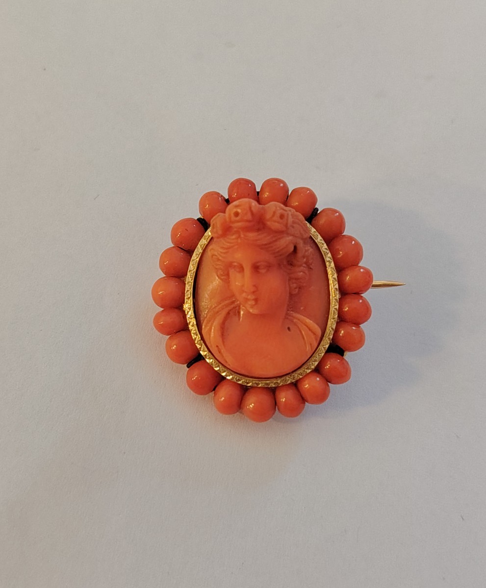 Broche camée en or, corail et perles, époque XIXe