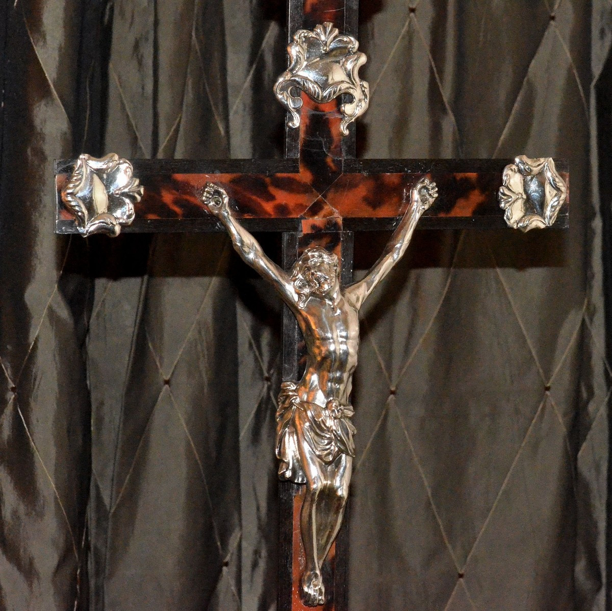 Important Crucifix Made Of Silver And Tortoiseshell.-photo-3