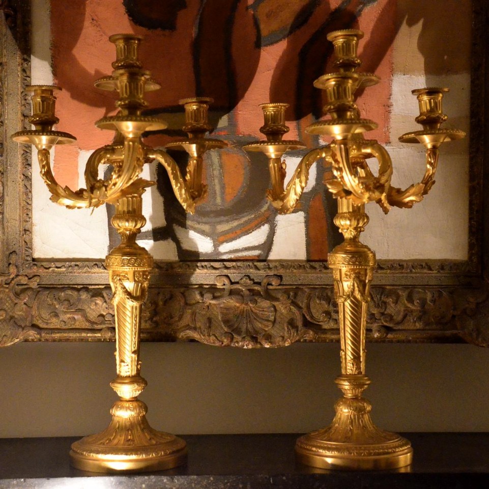 Paire de candélabres aux mufles de lions.