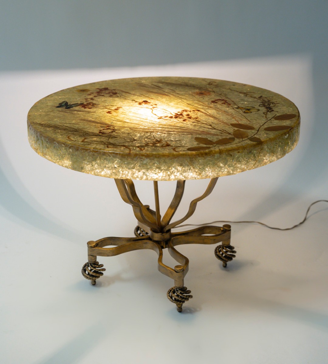 Table d'appoint éclairante d'Accolay en résine et métal doré des années 1970-photo-2