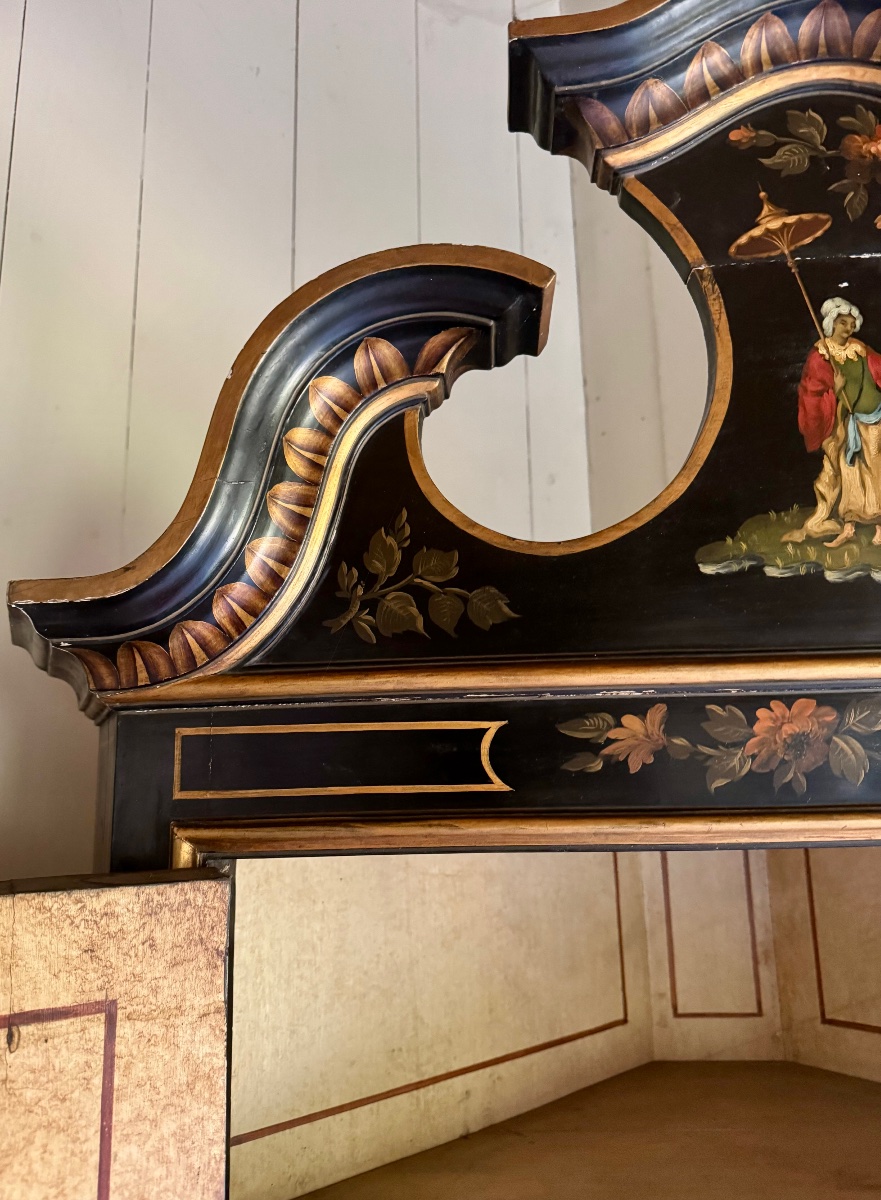 Large Chinese Corner Cabinet -photo-2