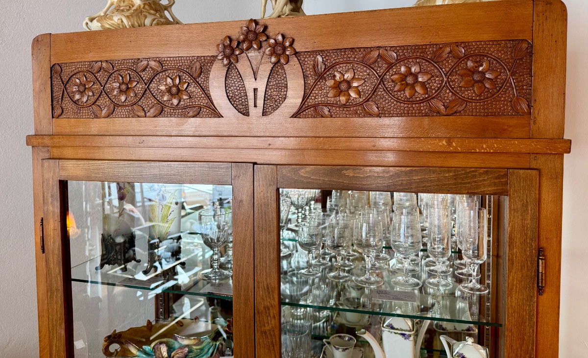 Art Nouveau Display Case -photo-1
