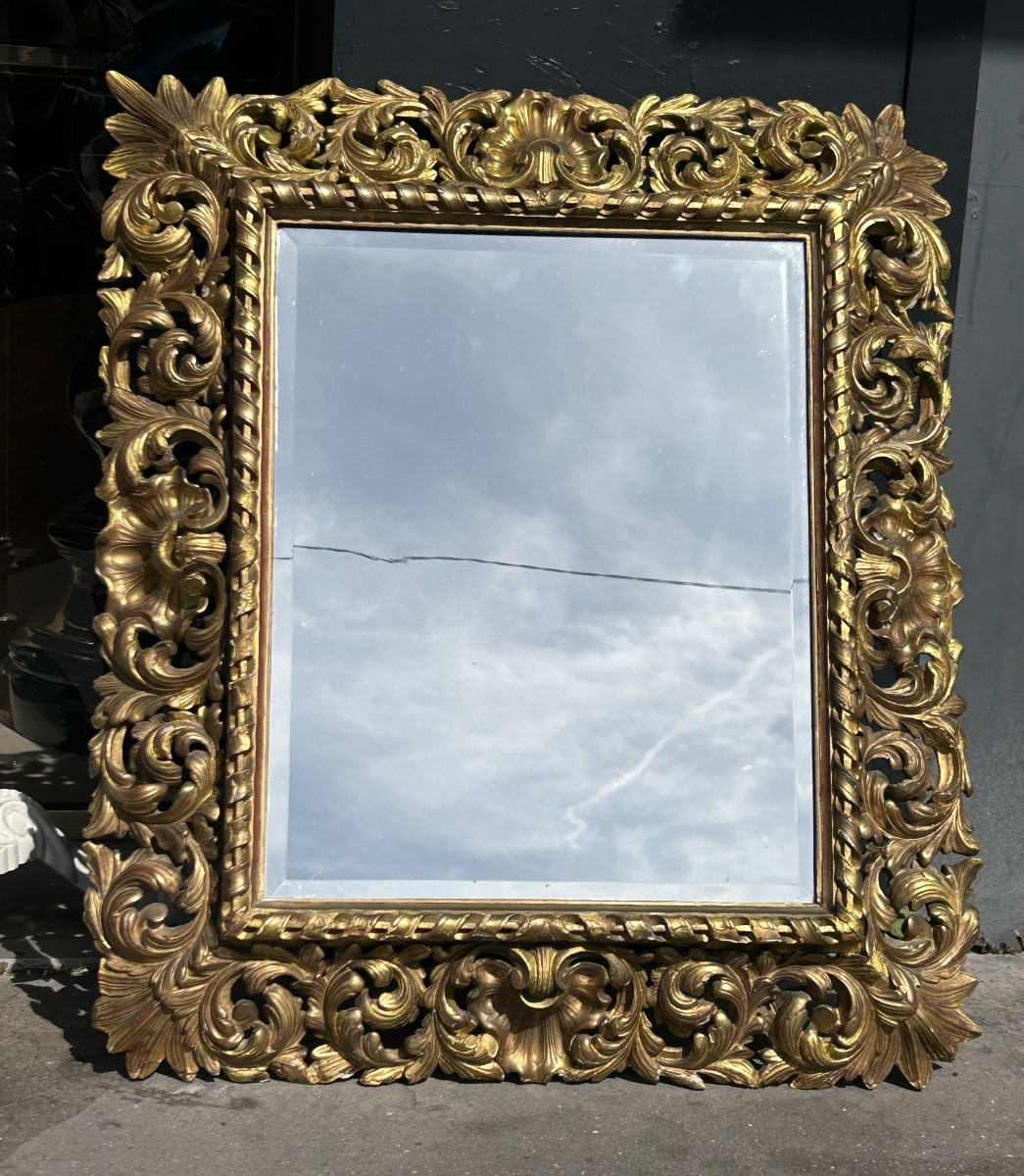 Miroir en bois doré sculpté à décor d’acanthe — XXe siècle-photo-4