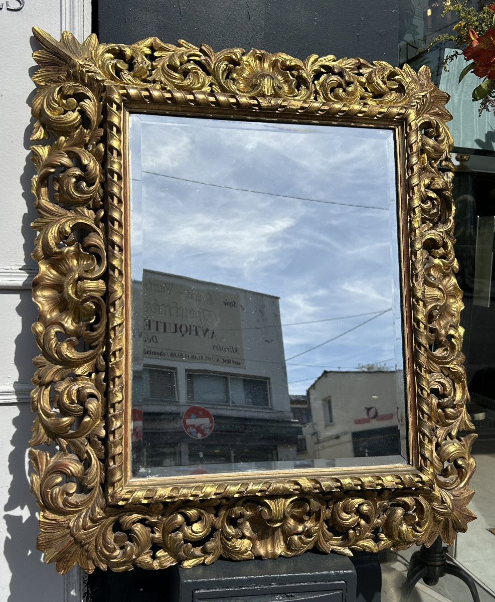 Miroir en bois doré sculpté à décor d’acanthe — XXe siècle