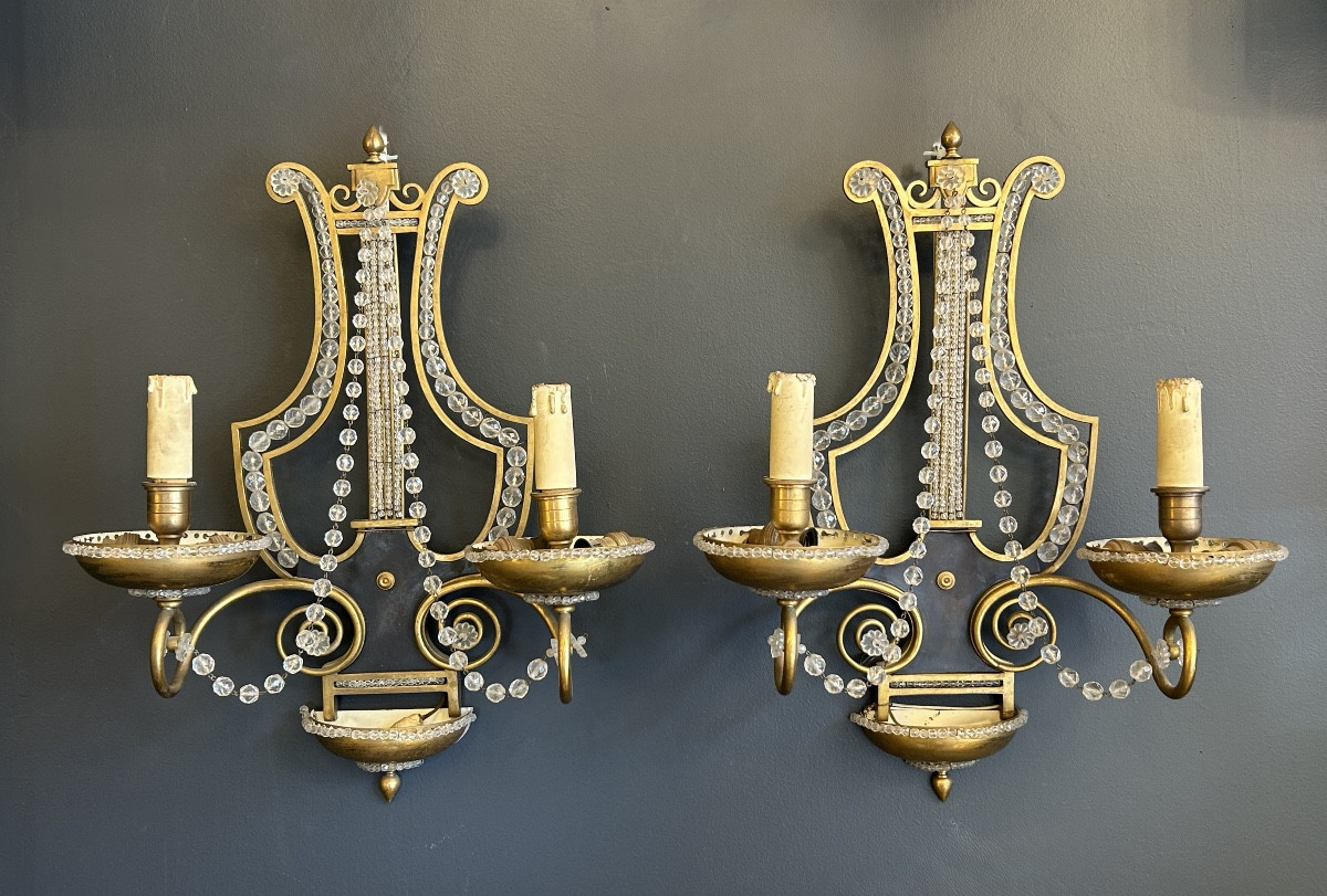 Paire d’appliques en bronze doré et cristal, forme de lyre — France, vers 1900