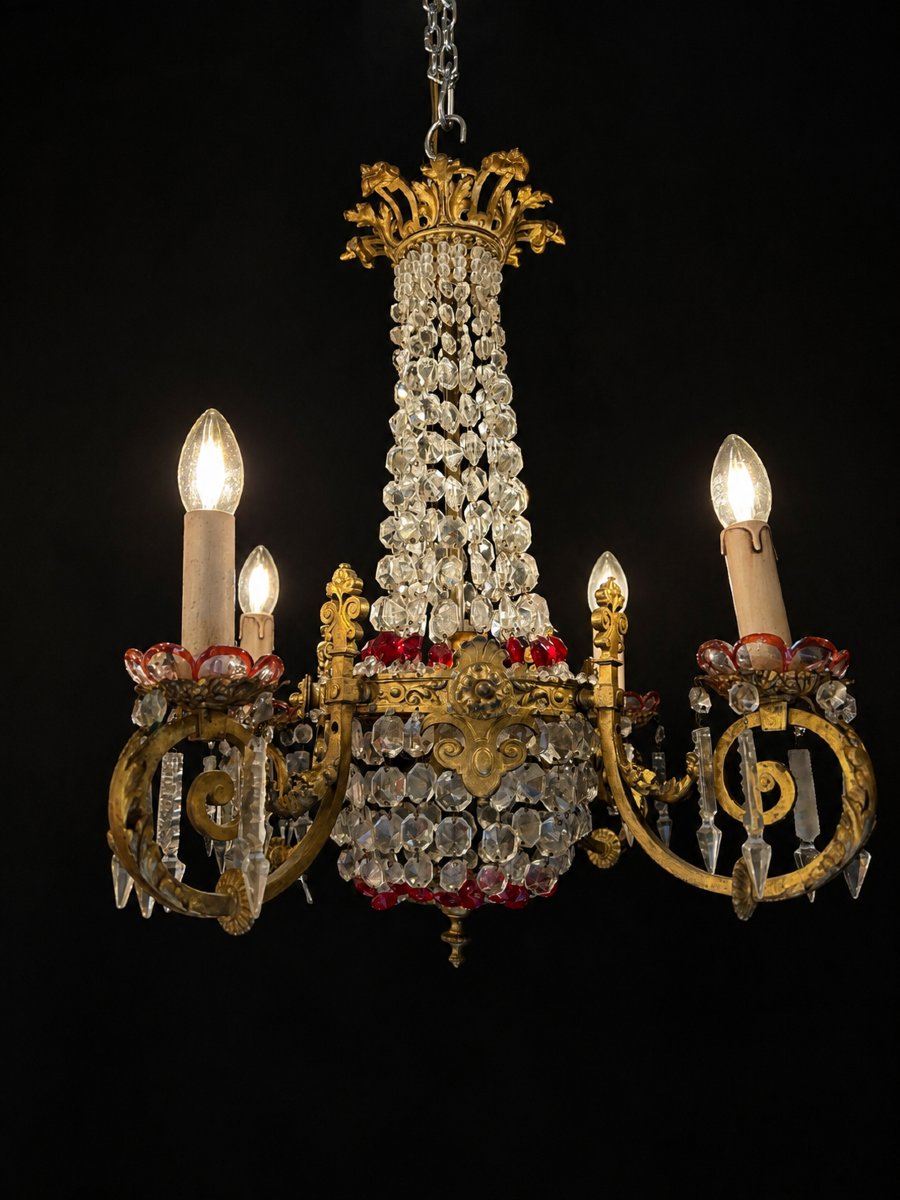 Lustre à quatre bras en bronze doré et cristal taillé, décor en verre rouge, début XXe siècle