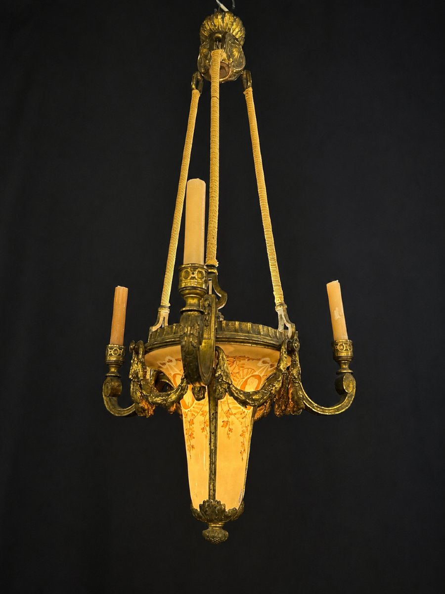 Suspension à vasque en bronze doré et verre peint, style Louis XVI, fin XIXe / début XXe siècle