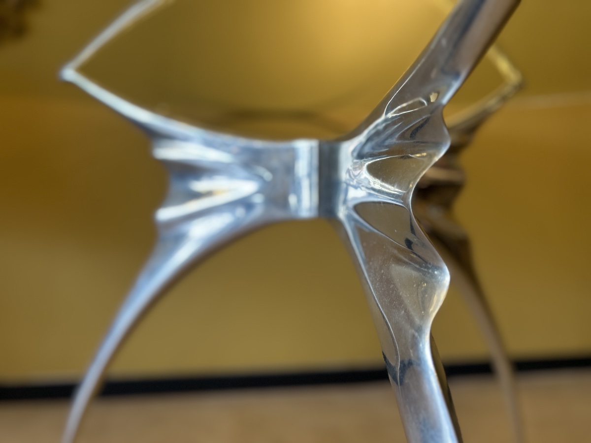 Table Ronde « Errance », Aluminium Poli Et Verre Biseauté, Bernard Dequet Pour Protis — 70s-photo-4