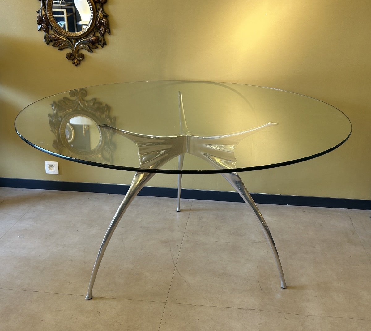 Table Ronde « Errance », Aluminium Poli Et Verre Biseauté, Bernard Dequet Pour Protis — 70s