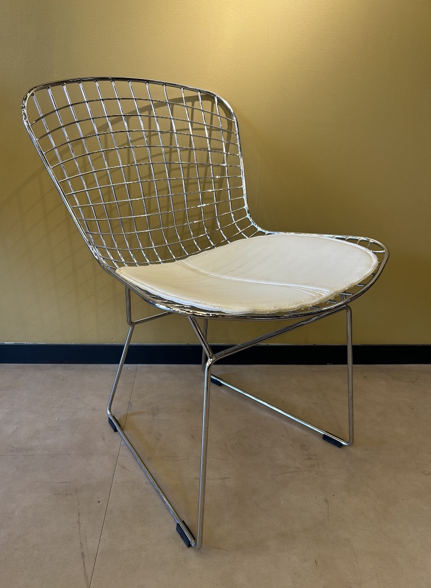 Série de 6 chaises style Bertoia en métal chromé avec coussins, XXe siècle — reproduction-photo-1
