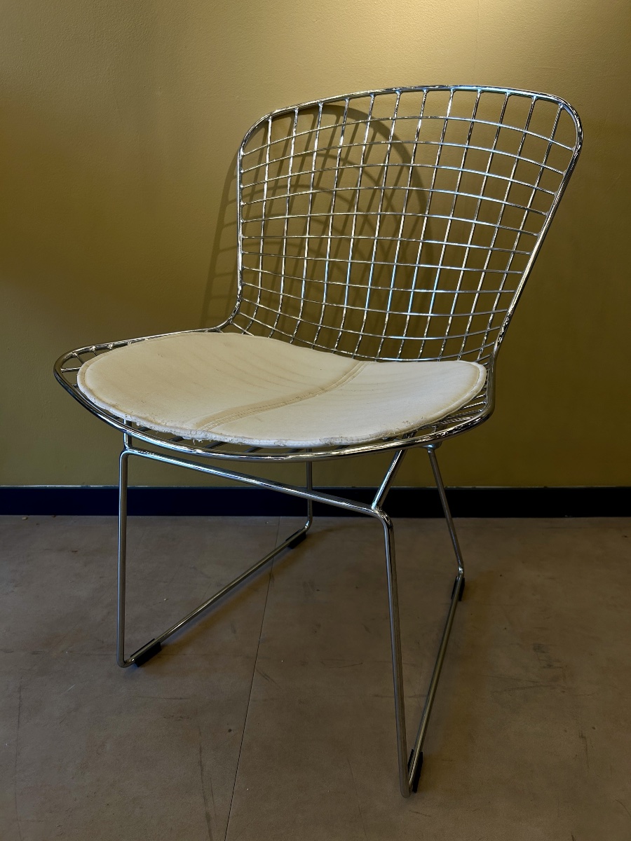 Série de 6 chaises style Bertoia en métal chromé avec coussins, XXe siècle — reproduction-photo-2