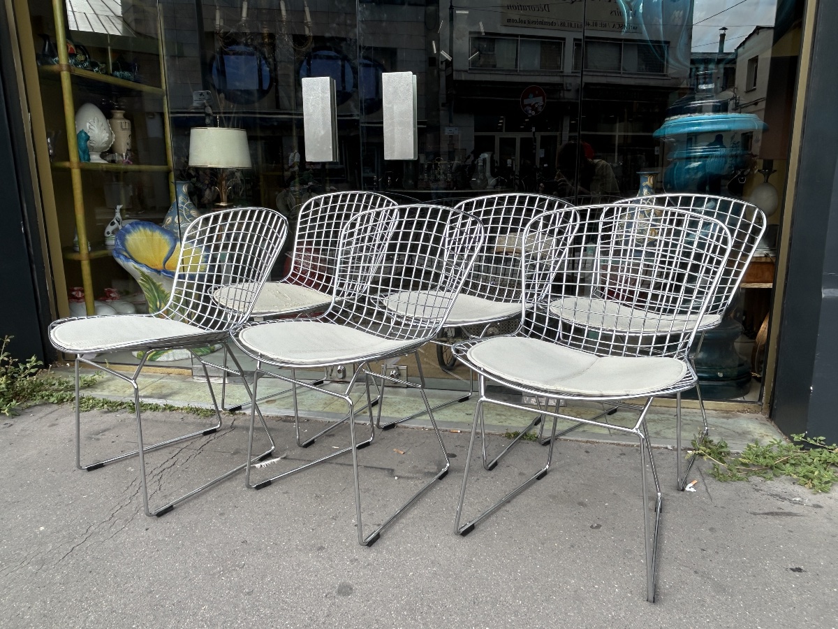 Série de 6 chaises style Bertoia en métal chromé avec coussins, XXe siècle — reproduction