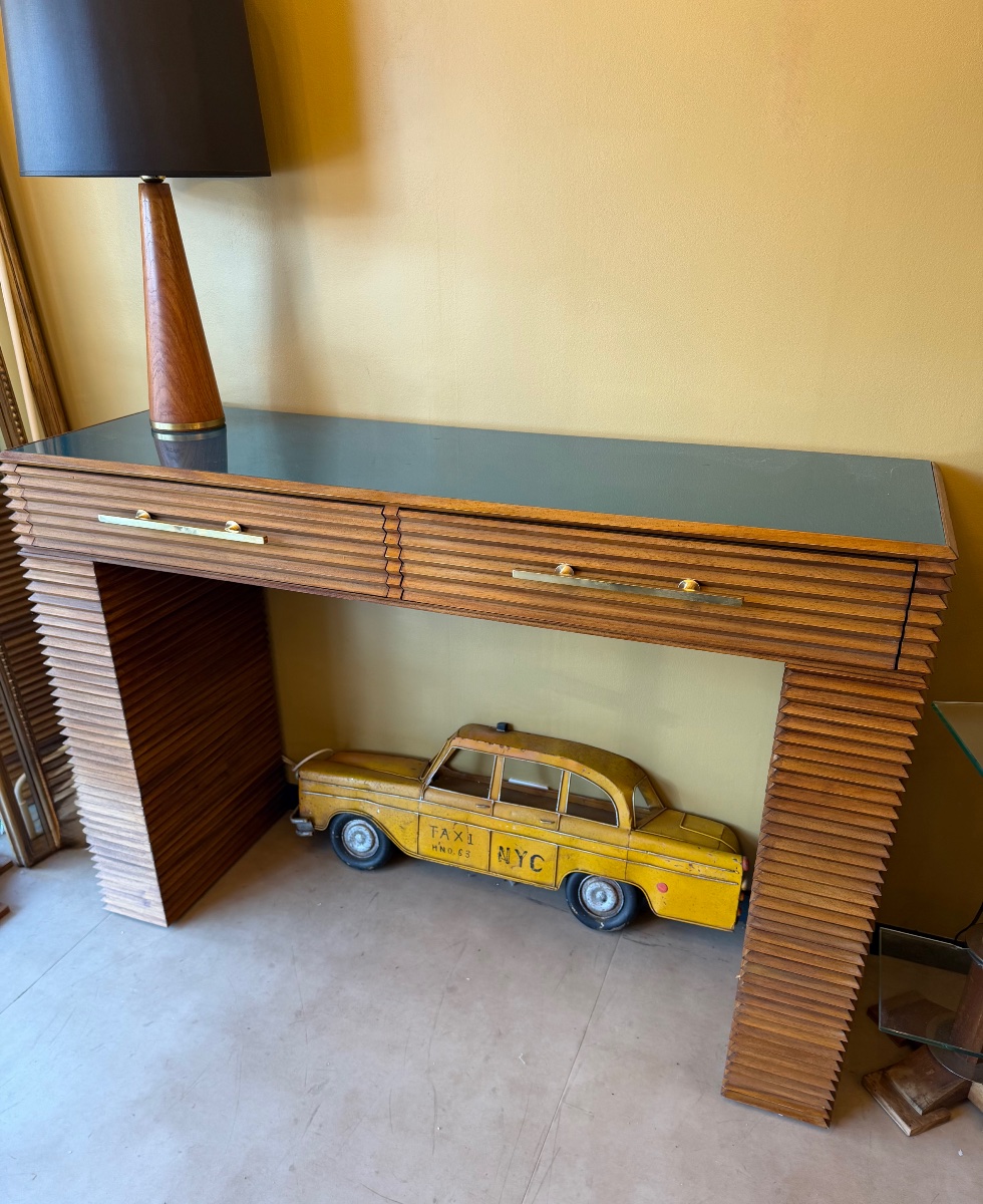 Paire de consoles en bois rainuré et verre teinté, laiton — Italie, années 1970-photo-5
