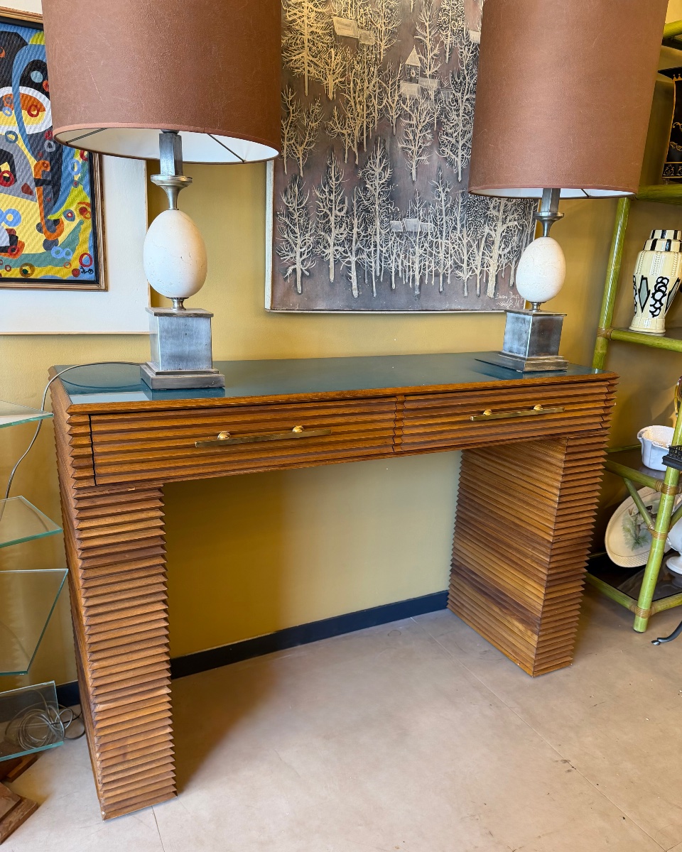 Paire de consoles en bois rainuré et verre teinté, laiton — Italie, années 1970-photo-6