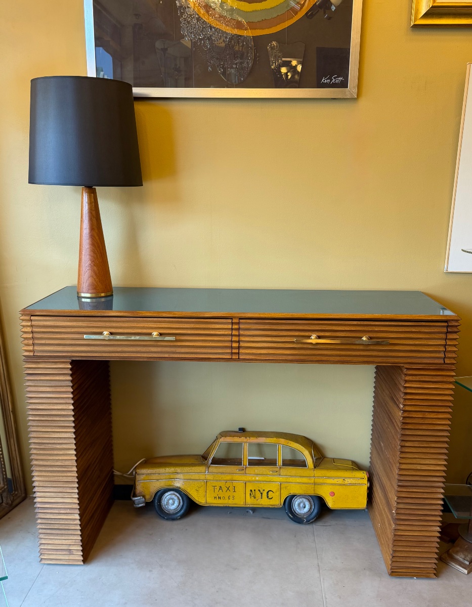 Paire de consoles en bois rainuré et verre teinté, laiton — Italie, années 1970