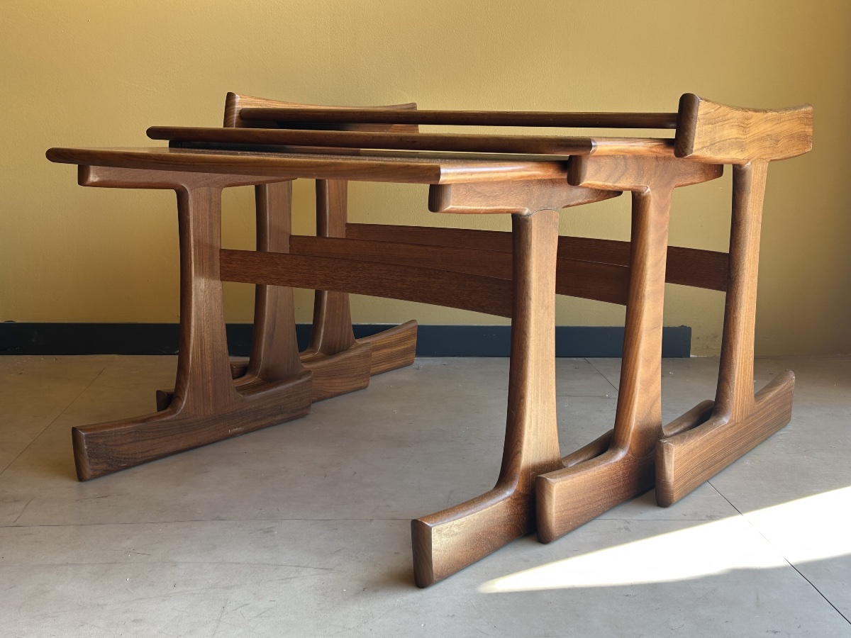 Trio de tables gigognes en teck — Scandinavie, années 1960-photo-2