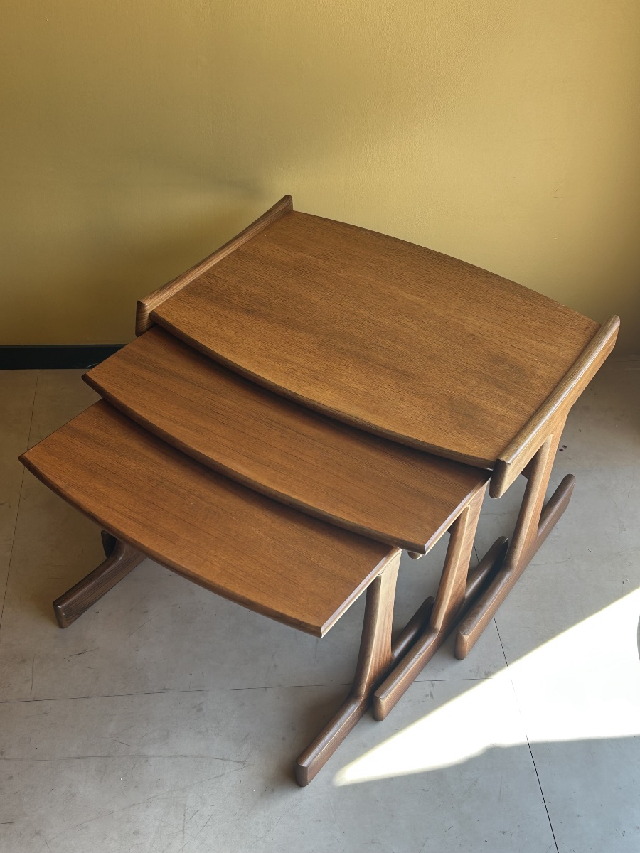 Trio de tables gigognes en teck — Scandinavie, années 1960-photo-3
