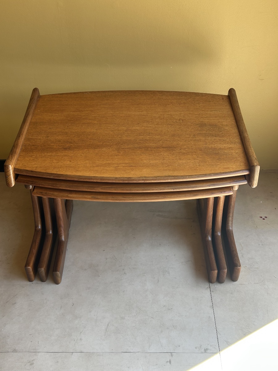 Trio de tables gigognes en teck — Scandinavie, années 1960-photo-4