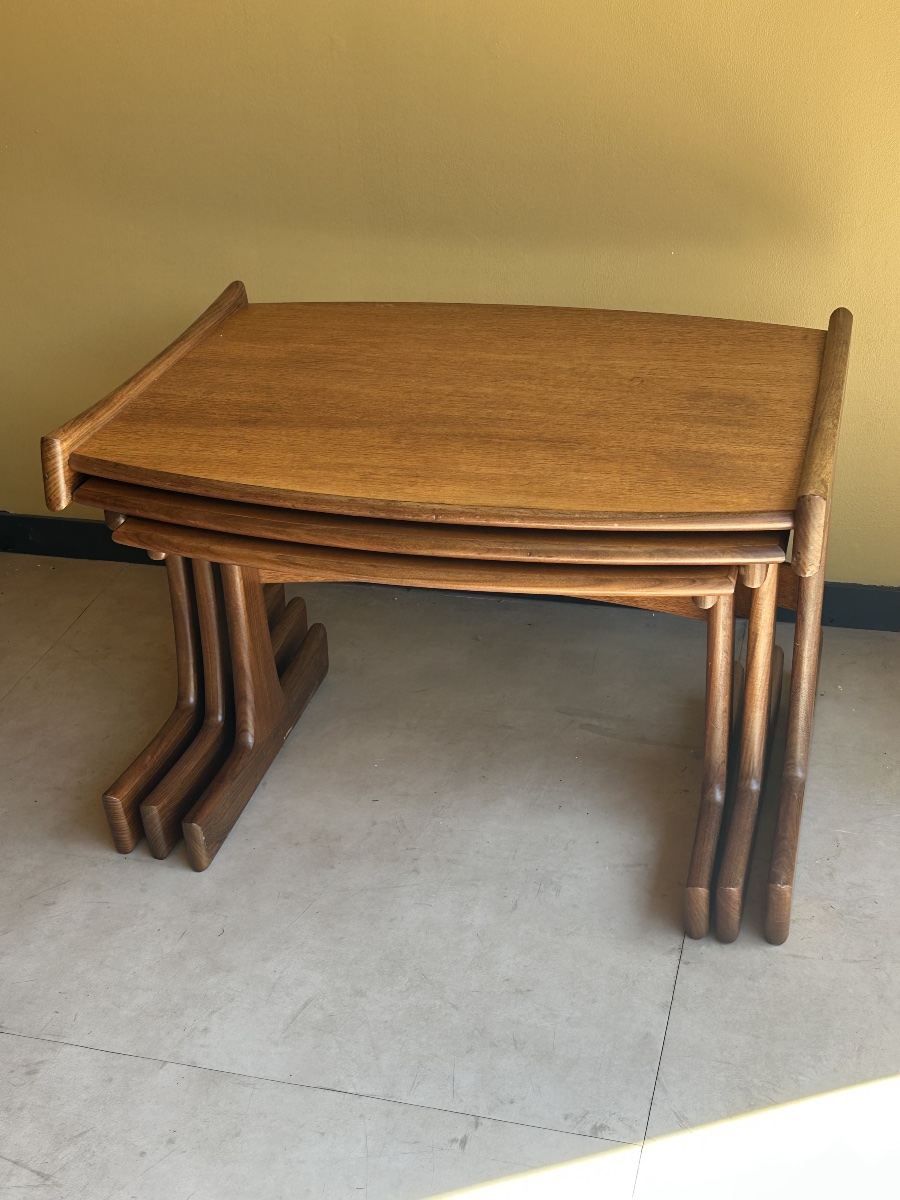 Trio de tables gigognes en teck — Scandinavie, années 1960-photo-1
