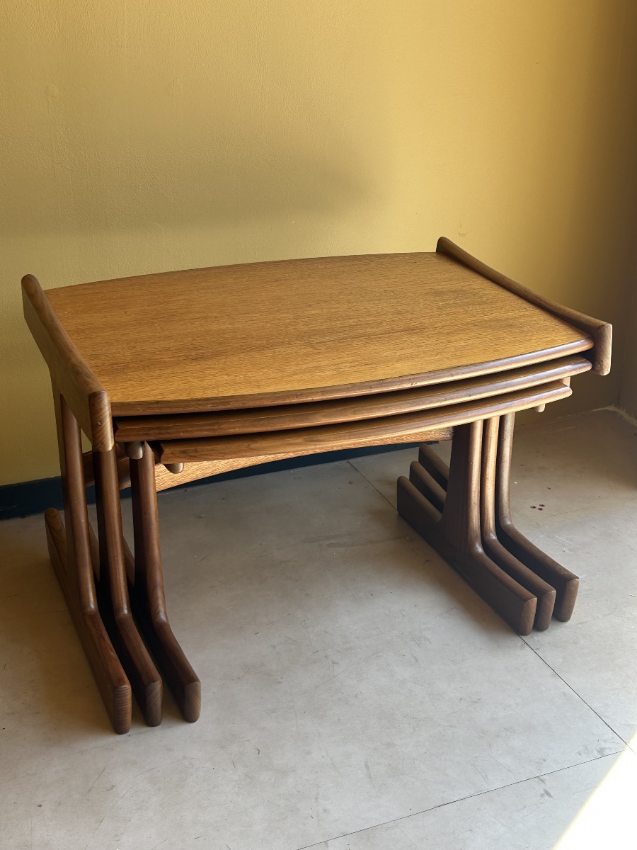 Trio de tables gigognes en teck — Scandinavie, années 1960-photo-2