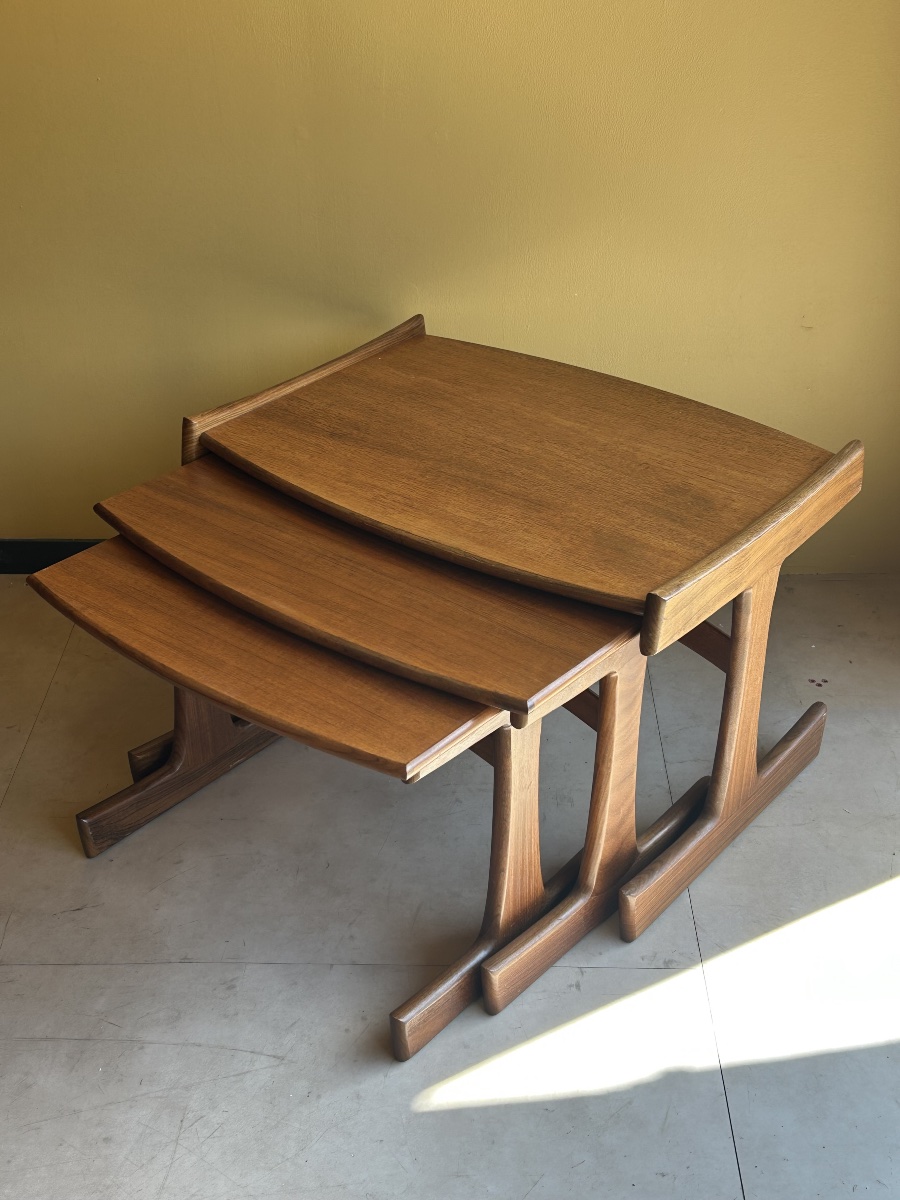 Trio de tables gigognes en teck — Scandinavie, années 1960-photo-3