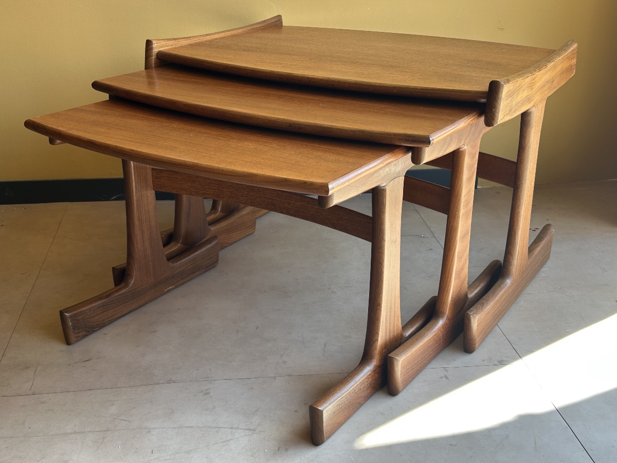 Trio de tables gigognes en teck — Scandinavie, années 1960