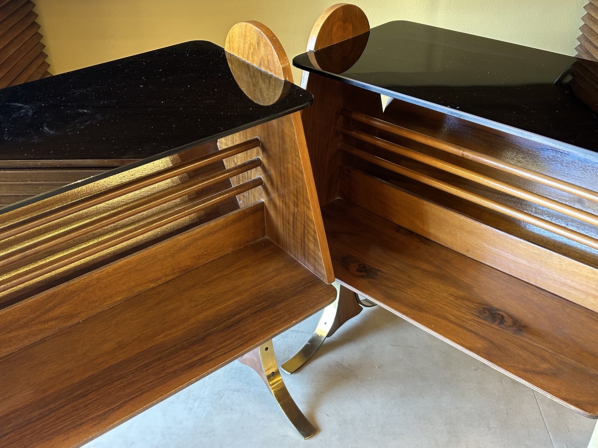 Paire de tables de chevet en bois, laiton et verre teinté — Italie, années 1950–1960-photo-2