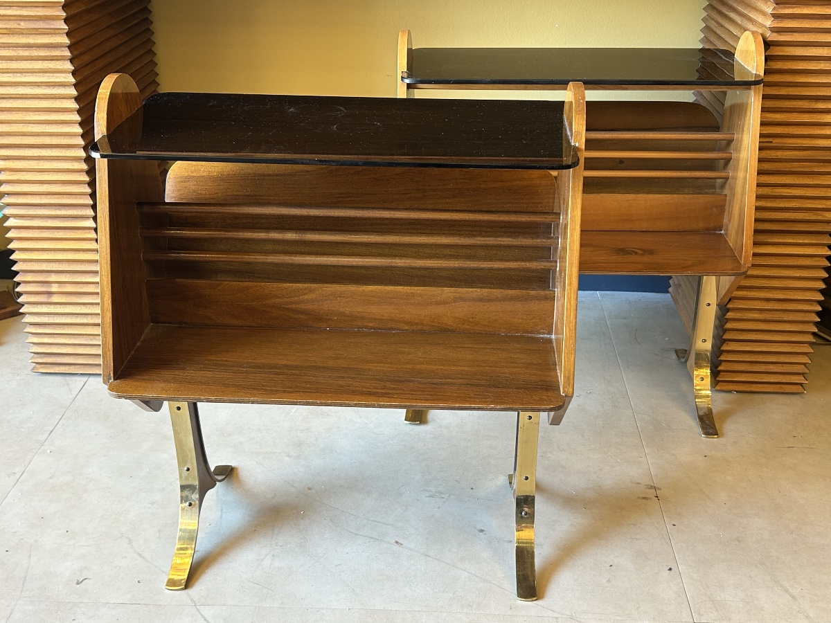 Paire de tables de chevet en bois, laiton et verre teinté — Italie, années 1950–1960