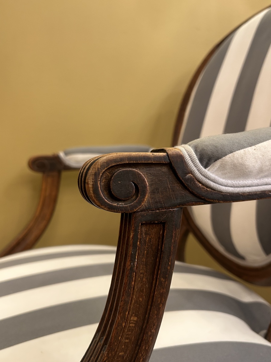 Paire de fauteuils cabriolet à dossier médaillon, style Louis XVI — XIXe siècle-photo-2