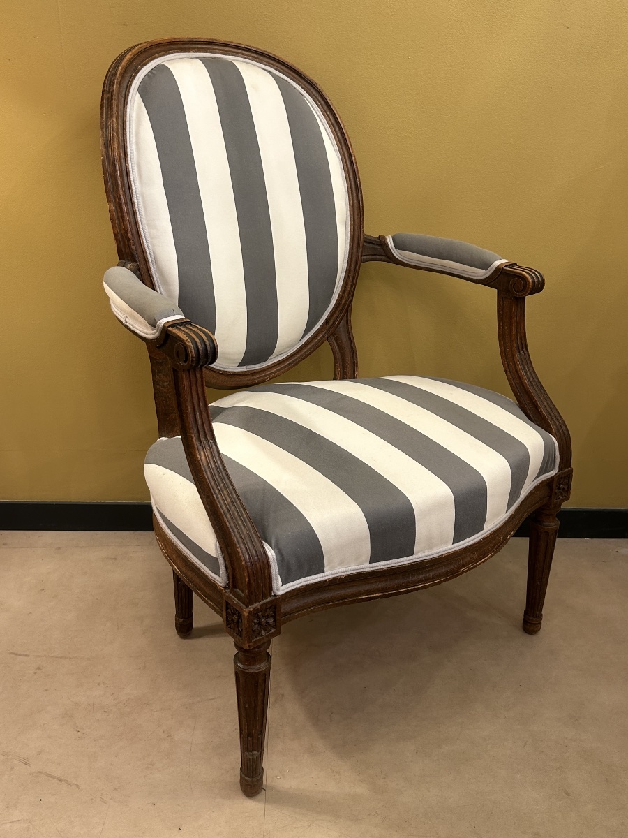 Paire de fauteuils cabriolet à dossier médaillon, style Louis XVI — XIXe siècle-photo-3