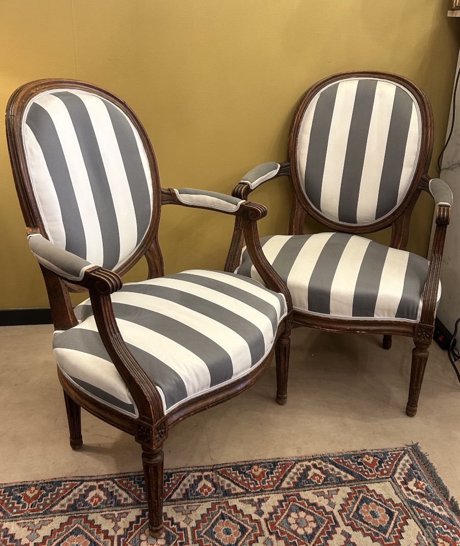 Paire de fauteuils cabriolet à dossier médaillon, style Louis XVI — XIXe siècle-photo-4